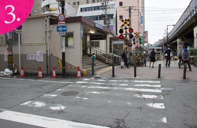 阪急の踏切があるので、渡らずに左へ曲がります。